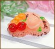 画像4: サーモンピンク・バラとフルーツのハート形ケーキ